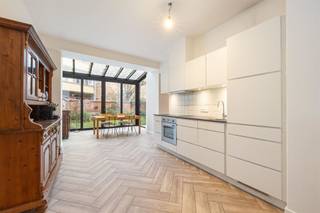  Op zoek naar een lichtrijk, charmant gelijkvloers appartement met tuin in een rustige, groene buurt?   Dan is dit jouw plek! Dit...