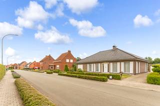 Deze woning is gelegen in een rustige buurt en toch dicht bij het centrum van Dessel.De indeling is de volgende:Via de inkomhal kan je rechts naar de...