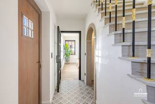 Gelegen nabij het centrum van Zevergem treffen we deze instapklare, volledig gerenoveerde woning aan.
De woning heeft de volgende indeling: inkomhal met vestiaire, ruime lichtrijke leefruimte met volledig ingerichte keuken en eetplaats, apart gastentoilet, een wasplaats en een berging.
Op de eerste verdieping zijn er drie ruime slaapkamers en een badkamer met dubbele lavabo, ligbad, inloopdouche en toilet.
Verder is er nog een ruime zolder voor extra berging en een zeer ruime aparte garage.
Buiten is er een aangelegde oprit/terras en tuin.
Troeven: volwaardige slaapkamers, lichtrijk, bereikbaarheid, instapklaar (EPC B),...
Renovatieverplichting: neen.
Voor meer informatie of een bezoek kan u terecht bij Sander Dejonghe via sander@vastgoeddejonghe.be, Evy Dhondt via evy@vastgoeddejonghe.be of Inias Leten, Inias@vastgoeddejonghe.be
Alle dossierstukken kan u downloaden op onze website: www.vastgoeddejonghe.be