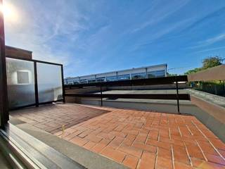 Instapklaar ruim 2 kamer appartement.Lichtrijk en centraal gelegen appartement van 104m², ideaal gesitueerd in het centrum van Sint-Michiels in de...