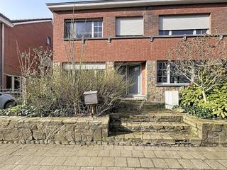 Deze te renoveren woning is de perfecte opportuniteit voor wie op zoek is naar een eigendom die volledig naar eigen stijl en wensen ingericht...