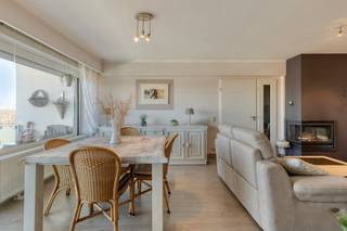 Indeling:Verdieping 7:- inkomhal voorzien van een vestiairehoek- woon- en eetkamer (26m²)- terras met panoramisch uitzicht (11m²)- uitgeruste keuken met een aansluitende berging- apart toilet- slaapkamer 1 (15m²)- slaapkamer 2 (11m²)- badkamer voorzien van een lavabo en badVerdieping -1:- privatieve kelderberging- privatieve autostaanplaats verplicht bij aan te kopen voor €17.000,00Bijzonderheden:- netjes onderhouden gebouw met lift- uitstekende EPC-score- volledig asbestveilig- ruim terras met panoramisch uitzicht- rustige doch centrale ligging tussen Wilrijk en Hoboken, met winkels, parken, scholen en openbaar vervoer in de directe omgevingBent u geïnteresseerd in dit appartement te koop in Hoboken? Aarzel dan niet om contact met ons op te nemen via janice.racaj@dewaele.com of op 03 206 76 73.Wenst u uw eigendom ook te koop of te huur te stellen? We helpen u graag verder.Steeds tot uw dienst om u verder te helpen met al uw vragen over vastgoed!Bestuursmaatregelen in het maatregelenregister: nee