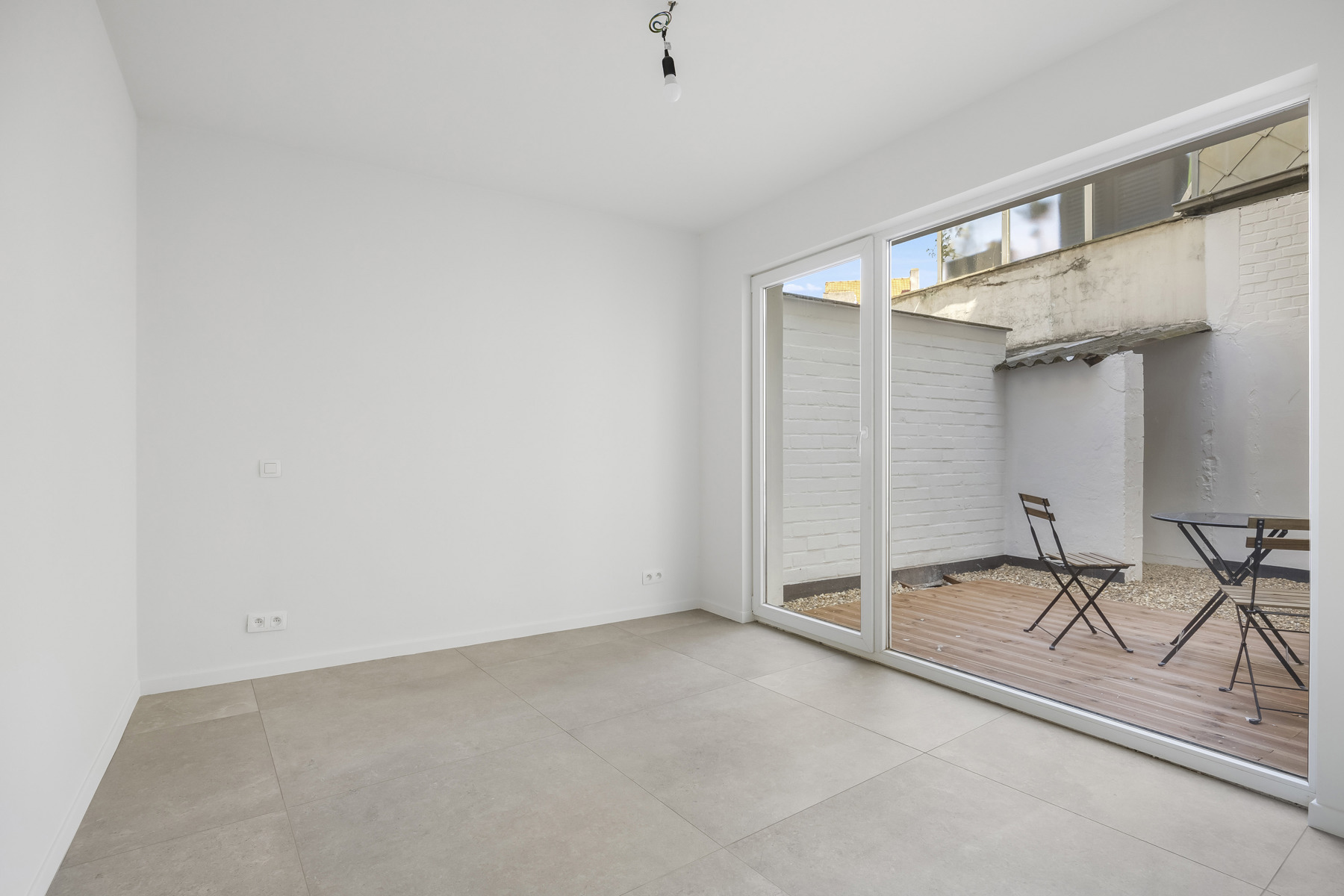 Volledig vernieuwd 2-slaapkamer appartement met terras - foto 3