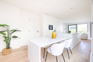 Discover this exceptional two-bedroom appartment, located in a residential neighbourhood on the green outskirts of Brussels between Molenbeek and Berchem-Sainte-Agathe. Nestled on the first floor of an elegant new building that is part of the ‘High Park’ project, this appartment is located in the heart of a natural park and offers three unique terraces, one of which is 27 m²! The spacious living room, equipped with a high-end kitchen fitted with top-quality materials, ensures optimal comfort. The appartment has two large bedrooms, two fully equipped bathrooms, a guest toilet and a separate storage room. Freshly repainted and fitted with oak parquet flooring, it is completely ready to move into. Cellar included and parking space required.