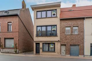 Ontdek deze verrassend ruime woning in Menen, ideaal voor wie op zoek is naar plaats, mogelijkheden en een aangename buitenomgeving.Bij het betreden...