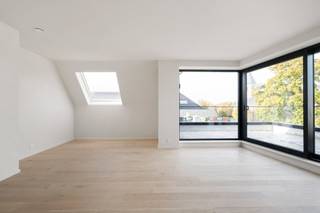 DEMANDE DE VISITE VIA WWW.HILLEWAERE-VASTGOED.BE VIA LE BOUTON ROUGE.<br /><br />Cet appartement spacieux au deuxième étage offre une vue magnifique sur le paysage verdoyant d'Oosteeklo. De grandes baies vitrées offrent beaucoup de lumière naturelle et une sensation d'espace.<br /><br />La propriété est construite selon les normes BEN, ce qui garantit une habitation économe en énergie et des coûts énergétiques réduits.<br /><br />Profitez d'un aménagement moderne, de matériaux de haute qualité et d'un emplacement calme, tout en ayant accès facilement à toutes les commodités telles que les magasins, les écoles et les transports en commun.