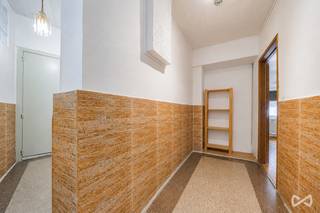 <p>Informatie & bezoeken: anastasia.s@weinvest.be | 02 315 77 22</p>
<p>Gelegen in Jette, op wandelafstand van het gegeerde Place Reine Astrid, ontdekt u dit gelijkvloers appartement met een uitstekende ligging, vlak bij winkels, scholen, openbaar vervoer en alle dagelijkse voorzieningen. Dankzij de vlotte verbinding met de belangrijkste invalswegen bereikt u bovendien snel het centrum van Brussel en de Brusselse Ring.</p>
<p>Gelegen in een kleinschalige mede-eigendom, onderscheidt dit appartement met twee slaapkamers zich door zijn praktische indeling en zijn mooie renovatiepotentieel.</p>
<p>Het appartement beschikt over een lichtrijke woonkamer, een keuken, twee slaapkamers, een badkamer en een aangename private koer, ideaal om in alle rust van zonnige dagen te genieten.</p>
<p>Daarnaast beschikt het pand over een privatieve garage, een echte meerwaarde in deze gegeerde buurt.</p>
<p>Hoewel het appartement opfrissingswerken vereist, vormt het de perfecte basis om een woning volledig naar eigen smaak in te richten. Dankzij de ruime indeling, de uitstekende ligging en de vele troeven is dit een uitstekende opportuniteit voor zowel een eerste aankoop als een investering.</p>
<p>EPC: G – CO₂-uitstoot: 117 kg/m²/jaar – Primair energieverbruik: 583 kWh/m²/jaar.</p>
<p>De elektrische installatie is conform.</p>
<p>Een eigendom met een uitstekend potentieel in één van de meest gegeerde wijken van Jette. Zeker een bezoek waard!</p>