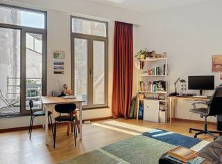 <p><strong><span>Charmant 1-slaapkamerappartement met terras in een rustige residentie, pal in het hart van Antwerpen.<br /><br /></span></strong></p>
<p><span>Dit gezellige appartement bevindt zich op de eerste verdieping van een rustige residentie, midden in het historische centrum van Antwerpen. De Groenplaats, Grote Markt, Scheldekaaien, tal van winkels, gezellige horecazaken en openbaar vervoer bevinden zich letterlijk om de hoek. Een absolute toplocatie!</span></p>
<p><span>Bij het binnenkomen komt u, op Amerikaanse wijze, rechtstreeks terecht in de lichtrijke woonkamer. Dankzij de hoge plafonds, grote raampartijen en de open indeling geniet het appartement van een verrassend ruimtelijk gevoel. Aansluitend bevindt zich een aangenaam zuidwestgericht terras met uitzicht op de rustige binnenruimte van de residentie.</span></p>
<p><span>De open keuken is volledig uitgerust met een gasfornuis, dampkap, oven, koelkast en vaatwasser. Via de doorgang naar de slaapkamer, die op een natuurlijke manier het woon- en slaapgedeelte van elkaar scheidt, bereikt u de badkamer. Deze beschikt over een ligbad, een lavabo in meubel, een aansluiting voor een wasmachine en een apart toilet.</span></p>
<p><span>Ook de slaapkamer geniet van veel natuurlijk licht en een aangenaam ruimtegevoel dankzij de hoge plafonds en grote ramen.</span></p>
<p><span>Op het gelijkvloers beschikt de residentie over een gemeenschappelijke fietsenstalling en een huisvuillokaal, wat het dagelijkse comfort alleen maar verhoogt.</span></p>
<p><strong><span><br />Troeven:</span></strong></p>
<ul>
<li><span>Topligging in hartje Antwerpen</span></li>
<li><span>Gezellig zuidwestgericht terras</span></li>
<li><span>Hoge plafonds en grote raampartijen</span></li>
<li><span>Volledig ingerichte open keuken</span></li>
<li><span>Gemeenschappelijke fietsenstalling en huisvuillokaal</span></li>
<li><span>Optionele autostaanplaats in de Pelgrimstraat (zolang beschikbaar)</span></li>
</ul>
<p><strong><span><br />Beschikbaar:</span></strong><span> 1 september 2026</span><br /><strong><span>Huurprijs:</span></strong><span> €925/maand</span><br /><strong><span>Algemene kosten:</span></strong><span> inbegrepen</span><br /><strong><span>Optionele autostaanplaats:</span></strong><span> €125/maand</span><br /><strong><span>Water, gas en elektriciteit:</span></strong><span> individueel</span></p>
<p><span><br />Een sfeervol appartement met terras op een uitzonderlijke locatie in het centrum van Antwerpen. Ideaal voor wie comfortabel wil wonen in alle rust, met de stad aan zijn voeten. Zeker een bezoek waard!</span></p>