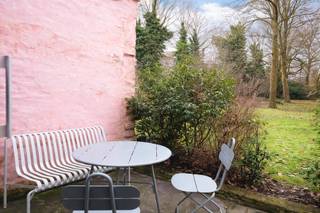 <strong>Stijlvolle woning met 3 slaapkamers en parkzicht in de Muide</strong><br /><br />Deze woning is gelegen in een buurt in sterke opwaardering aan het Meulestedepark, op slechts tien minuten van het centrum van Gent. Een strategische ligging waar groen en bereikbaarheid centraal staan.<br /><br />De instapklare en energiezuinige woning werd in de voorbije jaren smaakvol gerenoveerd, met bijzondere aandacht voor lichtinval en ruimtelijkheid. Dankzij de directe aansluiting op het park geniet u hier van een groene omgeving, werkelijk een unieke troef.<br /><br />De keuken en leefruimte sluiten via een groot schuifraam rechtstreeks aan op het zonnige terras, dat grenst aan het park. Daarnaast beschikt de woning over drie volwaardige slaapkamers en de mogelijkheid om een tweede badkamer te voorzien.<br /><br />Met een bruikbare vloeroppervlakte van 114 m² en een EPC-score B werd deze woning duurzaam gerenoveerd en modern ingedeeld, met extra aandacht voor natuurlijk licht.<br /><br /><strong>Samengevat: een instapklare woning in een dynamische buurt met parkzicht.</strong>