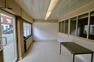 Dit magazijn bestaat uit een garage, een bureelruimte, een toilet, diverse opslagruimtes, een technische ruimte en een zolderverdieping. Er is...