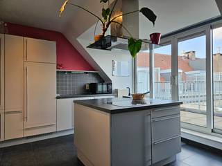 BEZOEK AANVRAGEN ENKEL MOGELIJK VIA VOLGENDE LINK: https://verlinden.mijnhuurprofiel.be/property/c0566a3a-a2c8-46ce-8cf1-28912690736f<br /><br />Dit appartement met 2 slaapkamers is gelegen aan de rand van het bruisende centrum van Mol, op wandelafstand van de vele drank -en eetgelegenheden, winkels, openbaar vervoer, scholen,... , en een vlotte verbinding naar de omliggende gemeenten (Geel, Balen, Lommel en Dessel).<br /><br />Je komt binnen in de ruime keuken, deze is voorzien van een koelkast, kookplaats, afzuigkap, voldoende opbergruimte en een aansluiting voor de wasmachine. Via het schuifraam heb je toegang tot het terras. De leefruimte is opgedeeld in een zit- en eethoek.<br /><br />Het appartement beschikt over 2 slaapkamers, een apart toilet en de badkamer, uitgerust met een douche, ligbad en wastafel in meubel.<br /><br />De garage is inbegrepen in de prijs.<br /><br />Huurprijs: €780/maand | gemeenschappelijke kosten: €60/maand | beschikbaarheid: onmiddellijk | EPC: 233 kWh/m² (label C)