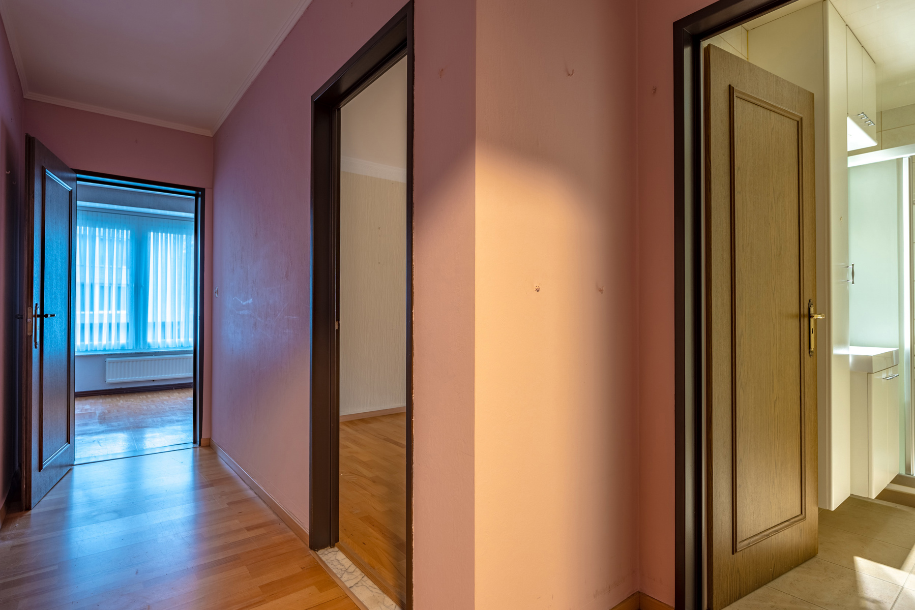 Dit goed gelegen lichtrijk hoek appartement geniet de volgende indeling: Inkomhal, living, badkamer (voorzien van lavabo - toilet - douche en aansluiting wasmachine), keuken en 2 slaapkamers. Gelegen nabij winkels, invalswegen en openbaar vervoer. p - foto 4