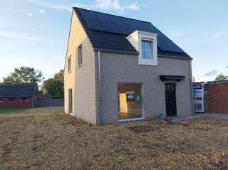 <p><span>Klassieke nieuwbouw, goed gelegen in centrum Mol - Sluis.</span></p><p><span>Ontdek dit nieuwbouwproject gelegen in de Boerestraat 5, op fietsafstand van het centrum van Mol. </span></p><p><span>Indeling en ruimte:</span></p><p><span>De woningen zijn ontworpen voor optimaal wooncomfort met een ruime en lichte woonkamer die naadloos overgaat in een open keuken. </span></p><p><span>De leefruimte geeft direct toegang tot de tuin, wat zorgt voor een open en luchtig gevoel.</span></p><p><span>Boven zijn er drie ruime slaapkamers. Ook vloerverwarming op de slaapkamers.</span></p><p><span>De zolderverdieping is bereikbaar via een uitklaptrap. </span></p><p><span>De moderne badkamer is uitgerust met zowel een ligbad als een douche, dubbele lavabo en toilet.</span></p><p><span>Een prachtige open bebouwing van 563m². </span></p><p><span>Gebouwd met kruipkelder.</span></p><p><span>De woning is voorzien van zonnepanelen, wat niet alleen bijdraagt aan een duurzame energievoorziening, maar ook zorgt voor een lagere energiekost.</span></p><p><span>Voor meer informatie, het lastenboek en de plannen kunt u terecht op ons kantoor of op onze website www.vanheesimmo.be</span></p><p><span>Voor een afspraak kan u ons steeds bereiken op 475 811 815 of via <span>info@vanheesimmo.be</span></span></p><p><span>Op nieuwbouwzondag 19 oktober (van 10u tot 12u) tot en met eind november loopt een actie voor deze woning. Voor dezelfde prijs zal de woning geschilderd worden in een lichte kleur en er komt</span></p><p><span>laminaat op de 1</span><span><sup>e</sup></span><span> verdieping (3 slaapkamers en overloop).</span></p><p><span> </span></p>