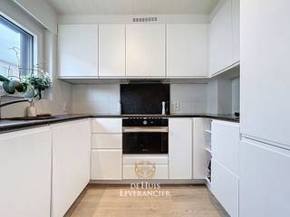 Ben jij op zoek naar een plek met karakter, sfeer en gewoon een heel fijne vibe? Dan heeft de Huisleverancier iets voor je !!!<br />Dit gelijkvloers appartement in Borsbeek is allesbehalve standaard. Hier stap je binnen in een super trendy interieur met een bohemian touch: warme tinten, natuurlijke materialen en een inrichting die meteen goed aanvoelt.<br /><br />De leefruimte is gezellig en stijlvol ingericht, perfect om vrienden uit te nodigen of gewoon zelf te genieten van je eigen stek. De keuken sluit mooi aan en is ingericht met de beste materialen. <br /><br />Met drie slaapkamers heb je alle flexibiliteit die je nodig hebt. Een extra bureau voor thuiswerk, een dressing, een hobbyruimte of een kinderkamer? Jij kiest. Ideaal voor jonge koppels, starters of wie net wat extra ruimte wil zonder in te boeten aan stijl.<br /><br />En dan het grote pluspunt: het leuke tuintje. Een eigen buitenplek waar je kan aperitieven in de zomer, een kleine urban jungle kan creëren of gewoon even tot rust kan komen na een drukke werkdag.<br />Achter het gebouw beschik je bovendien over een garage. Geen gedoe met parkeerplaatsen zoeken, gewoon thuiskomen en binnenrijden. Praktisch en comfortabel.<br /><br />Met winkels, openbaar vervoer en verbindingswegen in de buurt, woon je hier rustig maar toch centraal.<br /><br />Nog enkele belangrijke voordelen op een rijtje:<br />
<ul>
<li>nieuwe ramen met hoogrendementsglas van het topmerk Belisol </li>
<li>alle aan- en afvoerleidingen zijn vernieuwd</li>
<li>nieuwe condenserend verwarmingsketel van het merk Remeha </li>
<li>automatische rolluiken (bedienbaar met een applicatie op je gsm)</li>
<li>veiligheidsdeur van het merk Alias</li>
</ul>
<br />Kortom : Een instapklaar, stijlvol appartement met tuin én garage, perfect voor wie geen zin heeft in een dertien-in-een-dozijn woning maar wél in een plek met persoonlijkheid.<br /><br />EPC : 299 kWh/m<sup>2</sup> (Label C)<br />Stedenbouwkundige inlichtingen in aanvraag<br />Waterinfo : P-Score = A, G-Score = A<br /><br />Dit is niet wat je zoekt ? Al gehoord van AANKOOPBEGELEIDING ? Wij zoeken, bezoeken en onderhandelen mee met jou voor eigendommen die worden aangeboden door particulieren, andere makelaars of eigendommen die zelfs (nog) niet te koop staan?<br />Vraag meer informatie over aankoopbegeleiding via welkom@dehuisleverancier.be of 0489/069.000<br /><br />de Huisleverancier : Persoonlijk, voor iedereen Service, Kwaliteit en Vertrouwen !<br /><br />