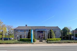 OVERDRACHT VAN AANDELEN MOGELIJK <br />Ontdek dit unieke aanbod gelegen op één van de drukste wegen van Heusden-Zolder.<br />Deze uitzonderlijke eigendom combineert een ruim en professioneel kantoorgebouw met een stijlvolle en comfortabele villa. Het kantoor is volledig ingericht en biedt voldoende ruimte voor een team van maar liefst 20 medewerkers. <br />Aansluitend bevindt zich de villa, die garant staat voor rust en privacy. De woning beschikt over vier slaapkamers, perfect voor een gezin of om extra ruimtes in te richten als bureau, dressing of hobbykamer. De twee ruime leefruimtes bieden tal van mogelijkheden voor ontspanning en ontvangst, terwijl de volledig uitgeruste keuken en de badkamer alle comfort bieden die u nodig heeft in het dagelijkse leven.<br />Heel het gebouw is onderkelderd en is momenteel ingericht als archiefruimte en fitnessruimte.<br />Buiten wordt het plaatje compleet gemaakt door een prachtig aangelegde tuin, hier vindt u een uitnodigend zwembad met een sfeervol paviljoen, ideaal voor zomerse dagen en gezellige avonden. Daarnaast zorgt de vijver voor een rustgevend en natuurlijk accent, waardoor u zich in een oase van groen waant.<br />Rondom het gebouw kunnen makkelijk 15 auto's parkeren.<br />Dit gebouw is de perfecte keuze voor wie wonen en werken op één locatie wil combineren, zonder in te boeten aan luxe, ruimte of uitstraling.<br /><br />Wil je graag het pand eens bezichtigen? Bel dan snel op het nummer 0491 15 30 43 of mail naar hallo@nielsvastgoed.be