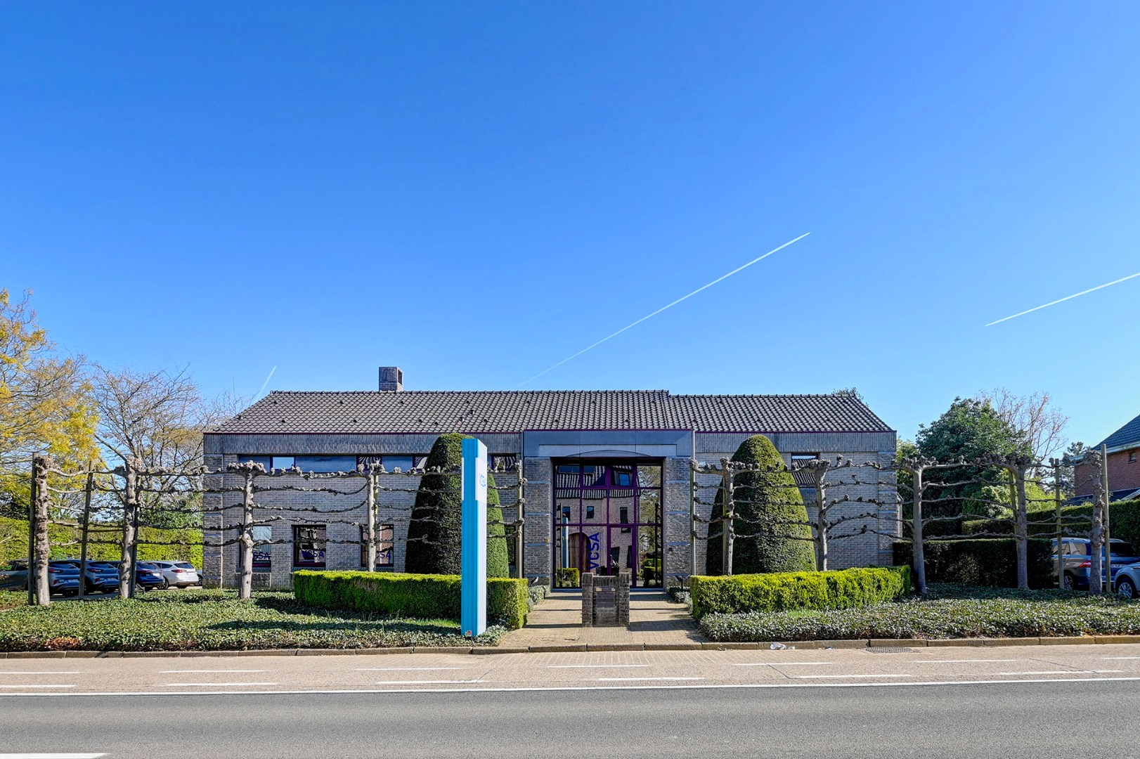 Uitzonderlijk kantoorgebouw met woonst - foto 2