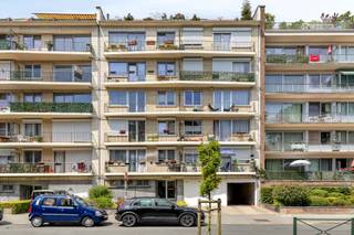 <p><span>Instapklaar 2-slaapkamerappartement met garagebox in Molenbeek.</span></p><p><span> </span></p><p><span>Bent u op zoek naar een instapklaar appartement op een gunstige ligging? Dan is dit verzorgde appartement in Molenbeek zeker een bezoek waard.</span></p><p><span> </span></p><p><span>Bij het betreden van het appartement ervaart u meteen de aangename sfeer en de praktische indeling. De lichtrijke leefruimte vormt het hart van de woning en sluit naadloos aan op de overige vertrekken. Verder beschikt het appartement over twee volwaardige slaapkamers, ideaal voor een koppel, een jong gezin of als investering.</span></p><p><span> </span></p><p><span>Dankzij de centrale ligging bevinden winkels, openbaar vervoer, scholen en belangrijke invalswegen zich op korte afstand, waardoor u geniet van een uitstekende bereikbaarheid en alle dagelijkse voorzieningen binnen handbereik heeft.</span></p><p><span> </span></p><p><span>Als extra troef beschikt het appartement over een privatieve garagebox, die verplicht mee aan te kopen is voor 30.000€. Zo bent u steeds verzekerd van een veilige parkeerplaats en extra bergruimte.</span></p><p><span>Troeven:</span></p><ul><li><span>Instapklaar appartement </span></li><li><span>2 volwaardige slaapkamers </span></li><li><span>Lichtrijke leefruimte </span></li><li><span>Centrale en vlot bereikbare ligging </span></li><li><span>Garagebox</span></li><li><span>Ideaal als eigen woning of investering</span></li></ul><p><span> </span></p><p><span> </span></p><p><span>Interesse? Neem snel contact op voor een persoonlijke rondleiding en ontdek zelf de troeven van deze bijzondere woning.</span></p>