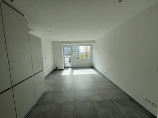 Modern en volledig gerenoveerd appartement gelegen in de Troonstraat 47, op minder dan 2 km van het zwembad Brigitte Becue, supermarkt Delhaize...