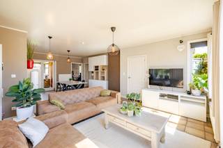 <strong>Ligging &amp; indeling</strong><br />In het groene en rustige Wachtebeke bevindt zich deze charmante woning in landelijke stijl op een perceel van 706 m². Deze eigendom combineert authenticiteit met comfort en biedt alles wat u zoekt voor aangenaam en ruim wonen.<br /><br />In de privatieve &amp; afgesloten tuin is het heerlijk vertoeven. De overdekte zithoek maakt het mogelijk om het hele jaar door buiten te vertoeven. Daarnaast beschikt u over een dubbele, aparte garage en voldoende parkeermogelijkheden op eigen terrein — een absolute meerwaarde.
<p>Binnenin valt meteen de overvloedige lichtinval op, zowel in de gezellige woonkamer als in de ruime keuken. De keuken sluit aan op een aangename veranda, die zorgt voor extra leefruimte en een mooi zicht op de tuin. Verder beschikt u op het gelijkvloers over een badkamer, apart toilet en slaapkamer. Dit maakt de woning ook geschikt voor wie gelijkvloers wil wonen of extra flexibiliteit wenst.</p>
<p>Op de eerste verdieping beschikt de woning over twee volwaardige slaapkamers en een extra kamer die perfect kan dienen als kinderkamer, bureau of hobbyruimte.<br /><br /><strong>Troeven</strong></p>
<ul><li><strong>Landelijke stijl omringd door groen</strong></li><li><strong>EPC - B</strong></li><li><strong>Conforme elektrische keuring</strong></li><li><strong>Inclusief recente zonnepanelen + laadpaal + verwarmingsketel</strong></li><li><strong>3 Volwaardige Slaapkamers (mogelijkheid tot 4)</strong></li><li><strong>Ruime garage/atelier</strong></li></ul>
<strong>UW DROOMWONING? ZO GEVONDEN!</strong><br />