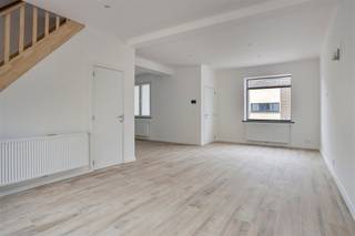 <h3><span>Uitzonderlijk ruime woning met 5 slaapkamers, zwembad en sauna ideaal voor een groot gezin of cohousing.</span></h3><p><span>Ontdek deze </span><span>bijzonder ruime en recent gerenoveerde woning</span><span>, rustig gelegen in een doodlopende straat. Dankzij de royale leefruimtes, het overdekte zwembad en de veelzijdige indeling is deze woning ideaal voor een </span><span>groot gezin of cohousing voor 6 personen</span><span>.</span></p><p><span>De woning beschikt over een aangename, ruime leefruimte met een volledig ingerichte keuken en een mooi zicht op het terras en de tuin. Vanuit de keuken heeft u rechtstreeks toegang tot het </span><span>overdekte zwembad met sauna</span><span> en tot verschillende praktische bergruimtes.</span></p><p><span>Op de eerste verdieping bevinden zich </span><span>3 slaapkamers, een badkamer en een aparte douchekamer</span><span>. Onder het dak bevindt zich bovendien nog een </span><span>zeer ruime vierde slaapkamer</span><span>.</span></p><p><span>Een bijzonder pluspunt is het </span><span>semi-zelfstandige appartement van ca. 70 m²</span><span>, dat via de inkomhal toegankelijk is maar dankzij een aparte gang en binnendeur volledig afgescheiden kan worden. Dit gedeelte beschikt over een ruime slaapkamer, een eigen douchekamer met lavabo en toilet, een leefruimte met open keuken en een </span><span>privéterras met prachtig uitzicht over de velden</span><span>. Dit appartement is inbegrepen in de huurprijs, kan niet afzonderlijk of onderverhuurd worden en is ideaal voor een koppel.</span></p><p><span>Huurvoorwaarden:</span><span><br />Huurprijs: 4.000/maand<br />Vaste kosten: 745/maand, inclusief wekelijkse poetsbeurt, tuinonderhoud, elektriciteit en onderhoud van de verwarmingsketel.<br />Zwembadproducten: 20 per persoon/maand.<br />Enkel water en gas (verwarming) komen rechtstreeks op naam van de huurder.<br />Bij cohousing zijn studenten niet toegelaten en dienen alle huurders zich op het adres te domiciliëren.<br /><br /></span></p><p><span>Gemakkelijke parkeermogelijkheid in de straat. </span></p><p><span>Een unieke huurwoning met uitzonderlijk veel ruimte, comfort en faciliteiten. Mis deze kans niet!</span></p><p><span>Gelieve het </span><span>inlichtingenfiche</span><span>, terug te vinden onder het tabblad </span><span>Documenten</span><span>, volledig in te vullen en vervolgens te bezorgen via <span>guillaume@ap-p.be</span></span><span>.</span></p>