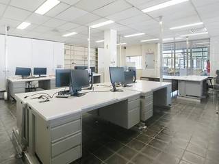 Showroom with offices of a total of approximately 550m² with parking in front along the Bruggesteenweg in Hooglede-Gits.<br /><br />Specifications:<br /><br />- large glass section along Bruggesteenweg<br />- tiled floor<br />- lighting<br /><br />Possibility to rent additional, adjoining storage/workshop or space for outdoor storage.<br />