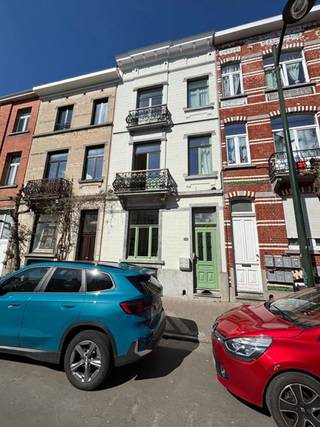 Located in one of Uccle’s most sought-after neighborhoods, this 130 m² professional space is exclusively intended for medical use. Nestled on...