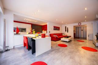 Wij stellen u graag dit appartement voor met drie slaapkamers, een veranda en een tuin op de gelijkvloerse verdieping van een goed onderhouden gebouw. De garagebox is tevens inbegrepen in de prijs!<br /><br />Als uitdrukkelijke voorwaarde van de verkoop zullen de eigenaars een levenslange huurovereenkomst sluiten in afwachting van hun toekomstplannen. <br /><br />Indeling<br />U betreedt het appartement via een ruime inkomhal met vestiairekast. Deze is centraal gelegen en geeft doorgang aan de woonkamer, een moderne badkamer met inloopdouche, dubbele spoelbak verwerkt in meubel en een apart toilet. Langs de grote woonkamer (35m²) vindt u de hypermoderne, open keuken (12m²). Deze laatste is voorzien van een inductiekookplaat, een dampkap van Novy, een oven en microgolfoven, koelkast en diepvries, vaatwasser en een enkele spoelbak, alsook de aansluiting voor de wasmachine. Aan de achterzijde van het appartement situeren zich drie slaapkamers (19m², 11m² en 8m²), waarvan de middelste doorgang geeft aan de veranda (23m²). Vervolgens betreedt u een Oostgerichte tuin (47m²). Hierlangs kan u de achterliggende garage terugvinden. De slaapkamers zijn voorzien van ingemaakte kasten.<br /><br />Ligging<br />Het appartement geniet van een uitstekende ligging. U bevindt zich in een rustige wijk tussen de Bremweide en Domein Ertbrugge, waardoor u als het ware omarmd wordt door de groene boog rond Deurne. Zo kan u tot aan het Park Groot Schijn wandelen en vervolgens naar het Rivierenhof. Op een steenworp van uw voordeur vindt u zowel de tramhalte van tram 5, alsook het Wim Saerensplein. Op deze manier heeft u alles wat u wenst, binnen handbereik: een supermarkt, keurslager, bakker, apotheek... en een uitstekende verbinding het met stadscentrum van Antwerpen!<br /><br />Pluspunten<br />- Zeer ruim: 103m²<br />- Modern gerenoveerd, uitstekend onderhouden<br />- Zeer gunstige ligging<br /><br />Klinkt dit als een ideaal appartement voor u? Bel dan snel naar One vastgoed via 03 360 85 30 om een afspraak te bemachtigen!