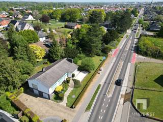 <p><span>GELIJKVLOERSWONING IN TESSENDERLO MET UITSTEKENDE POTENTIEEL</span></p><p><span> </span></p><p><span>Deze charmante gezinswoning bevindt zich op Baalberg in Tessenderlo en beschikt over 4 slaapkamers, een ruime bruikbare kelder, 2 garages en een leeftuimte met veel lichtinval.</span></p><p><span> </span></p><p><span>BUITENAANZICHT EN GRONDOPPERVLAK</span></p><p><span> </span></p><p><span>Het pand beschikt over een indrukwekkend perceel van 1260 m², voorzien van een aangename groene tuin aan de zuidzijde. Een ruim terras aan de achterkant en zijkant van de woning en voldoende parkeerruimte langs de woning.</span></p><p><span> </span></p><p><span>INDELING EN LEEFRUIMTEN</span></p><p><span> </span></p><p><span>Met een totale bruikbare vloeroppervlakte van 340 m² beschikt de woning over vier ruime slaapkamers, verdeeld over het pand. De leefgedeelten zijn voorzien van karakteristieke houten balkenplafonds met natuurlijke afwerkingen die warmte en elegantie uitstralen. Op het gelijkvloers bevinden zich 3 slaapkamers, badkamer met ligbad, gastentoilet, keuken en ruime lichtrijke leeftruimte.</span></p><p><span>Op de benedenverdieping is nog een 4 slaapkamer, een tweede badkamer met douche, twee inpandige garages die ook kunnen omgevormd worden tot multifunctionele bruikbare ruimtes gezien ze daglicht hebben. Een ruime kelderruimte zonder daglicht maar wel bruikbaar.</span></p><p><span> </span></p><p><span> </span></p><p><span>LIGGING EN OMGEVING</span></p><p><span> </span></p><p><span>De woning is gelegen in een rustige omgeving, perfect voor gezinnen of vrijberoepers die extra ruimte aan de woning zoeken. Door de hoger ligging straalt deze witte villa extra cachet uit.</span></p><p><span> </span></p><p><span>Een eigendom met potentieel voor diegenen die waarde hechten aan ruimte, ligging en praktische indeling.</span></p><p><span> </span></p><p><span>Bel Immo Diest 013/31.25.22, wij helpen u verder met de glimlach.</span><span> </span></p>