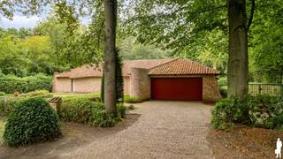 <p><strong>Karaktervolle gelijkvloerse villa op ca. 2.000 m² in zeer rustige, gegeerde en autoluwe wijk Dennendael en dichtbij het natuurgebied</strong></p>
<p>In de <strong>residentiële en bijzonder gegeerde wijk Dennendael</strong> bevindt zich deze karaktervolle gelijkvloerse villa op een royaal perceel van circa <strong>2.000 m²</strong>. De brede architectuur, royale leefruimtes en grote raampartijen creëren een aangenaam gevoel van ruimte en licht, terwijl de volwassen groene omkadering zorgt voor rust en privacy.<br />Met <strong>4 slaapkamers, 2 badkamers, een ruime master suite, dubbele inpandige garage en aangelegde tuin</strong> biedt de woning bovendien een volledig gelijkvloers woonprogramma.</p>
<p><strong>Gelijkvloerse verdieping<br /></strong>- Lichtrijke <strong>inkomhal</strong> met mooie doorkijken naar de woonvertrekken<br />- Gastentoilet<br />- Royale <strong>woon- en eetkamer</strong> met grote raampartijen en zicht op de tuin<br />- Sfeervolle zithoek met <strong>houthaard</strong> en karaktervolle houten balkenstructuur<br />- Groot schuifraam met rechtstreekse toegang tot terras en tuin<br />- Afzonderlijke keuken met <strong>granieten werkblad</strong>, ontbijthoek<br />- Ook vanuit de keuken rechtstreekse toegang tot de tuin<br />- <strong>4 volwaardige slaapkamers </strong>waarvan 1<strong> </strong>master bedroom met ruime <strong>dressing met maatkasten</strong> en ensuite badkamer met <strong>ligbad, inloopdouche en dubbel lavabomeubel<br /></strong>- Tweede badkamer met <strong>douche, lavabo en toilet<br /></strong>- Praktische wasruimte met uitgietbak en deur naar de tuin<br />- Natuurstenen vloer in de leefruimtes en parket in 3 slaapkamers<br />- <strong>Volledige vloerverwarming</strong></p>
<p><strong>Kelder en zolder<br /></strong>- Praktische kelderruimte, ideaal als voorraadruimte met plaats voor extra koelkast en diepvriezer<br />- Overige gedeelte voorzien van kruipruimte<br />- B<strong>ergzolder</strong>, toegankelijk via de garage</p>
<p><strong>Garage en berging<br /></strong>- <strong>Dubbele inpandige garage</strong> met sectionaalpoort<br />- Twee bergingen, waarvan één met toegang naar buiten</p>
<p><strong>Tuin en buitenruimte<br /></strong>- Royaal perceel <strong><br /></strong>- <strong>Aangelegde en zonnige tuin</strong> omgeven door volwassen groen<br />- Veel <strong>rust en privacy<br /></strong>- Ruim terras aansluitend op leefruimte en keuken<br />- Afzonderlijke <strong>overdekte zithoek met openhaard<br /></strong>- Buitenverlichting en meerdere waterpunten<br />- Ruime oprit met parkeergelegenheid voor meerdere wagens</p>
<p><strong>Bijzonderheden<br /></strong>- Verkeersluwe straat met uitsluitend bewonersverkeer in een rustige buurt <br />- <strong>Gegeerde residentiële ligging in Dennendael<br /></strong>- Volledig <strong>gelijkvloers woonprogramma<br /></strong>- <strong>4 slaapkamers en 2 badkamers </strong>waarvan 1 master suite met dressing en ensuite badkamer<br />- Grote glaspartijen en sterke verbinding met de tuin<br />- <strong>Dubbele inpandige garage<br /></strong>- Volledige vloerverwarming op aardgas<br />- Recente hoogrendementsketel<br />- Houten ramen met dubbele beglazing en vliegenramen<br />- Geïsoleerd dak<br />- Natuurgebied op 150 meter</p>
<p><strong>Ligging<br /></strong>Gelegen <strong>in Heide</strong>, midden in de residentiële wijk <strong>Dennendael</strong>. Ruime percelen, volwassen bomen en de nabijheid van het <strong>militair domein en uitgestrekte groenzones</strong> zorgen voor een bijzonder rustige en groene woonomgeving. Het centrum van Heide en de dagelijkse voorzieningen zoals scholen, winkels en station zijn zeer dichtbij.</p>
<p><strong>Een karaktervolle gelijkvloerse villa waar royale woonvolumes, 4 slaapkamers en een prachtig groen perceel samenkomen op een discrete en gegeerde locatie in Dennendael.</strong></p>
<p>Bewoonbare opp. 209 (exclusief garage 35m) m² ref.: bruto vloeropp. EPC-certificaat.</p>
<p></p>