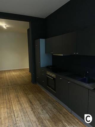 <h1><span>Instapklaar 2-slaapkamerappartement in hartje Antwerpen</span></h1><p><span>Welkom in dit instapklare 2-slaapkamerappartement van ca. 79 m², gelegen op de tweede verdieping van een kleinschalig gebouw in de populaire Nationalestraat, pal in het centrum van Antwerpen.</span></p><p><span>Bij het binnenkomen word je meteen verwelkomd in de aangename leefruimte. De authentieke planchetvloer zorgt voor een warme en karaktervolle uitstraling. Dankzij de open indeling is er voldoende ruimte voor zowel een comfortabele zithoek als een ruime eettafel.</span></p><p><span>De open keuken sluit mooi aan op de leefruimte en is volledig uitgerust met de nodige toestellen, waaronder een koelkast met diepvries, vaatwasser, elektrische kookplaat en meer.</span></p><p><span>Aan de achterzijde van het appartement bevindt zich de ruime hoofdslaapkamer. Dankzij de ligging aan de rustige achterzijde geniet je hier van meer privacy en minder hinder van het levendige straatbeeld. Daarnaast beschikt het appartement over een tweede slaapkamer, die eveneens perfect kan worden ingericht als bureau, dressing of extra bergruimte.</span></p><p><span>De betegelde badkamer is voorzien van een dubbele lavabo en een comfortabele inloopdouche. Er is bovendien voldoende plaats voor zowel een wasmachine als droogkast.</span></p><h3><span>Troeven</span></h3><ul><li><span>2 slaapkamers</span></li><li><span>Ruime slaapkamer aan de rustige achterzijde</span></li><li><span>Plaats voor wasmachine en droogkast</span></li><li><span>Gemeenschappelijke fietsenstalling</span></li><li><span>Toplocatie in het centrum van Antwerpen</span></li><li><span>Gunstig EPC</span></li></ul><p><span>Beschikbaar vanaf 1 oktober</span></p><p><span>Huurprijs:</span><span> 995/maand<br /></span><span>Algemene kosten:</span><span> 55/maand, inclusief waterverbruik</span></p><p><span>Een ideaal appartement voor wie comfortabel en centraal wil wonen in het bruisende Antwerpen, met winkels, horeca, openbaar vervoer en alle voorzieningen op wandelafstand.</span></p>