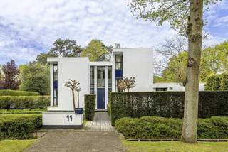 <p>Een unieke villawoning in een oase van rust? <br /><br />Een wandeling in het Zoerselbos, met de fiets naar het dorp en toch dichtbij de snelweg naar Antwerpen? Dan is dit de woning van uw dromen!<br />Deze villa is ontworpen door Architect Jan Aerts, zorgzaam zoekt hij naar de harmonie tussen vormen en materialen die elke woning zijn eigen uniek karakter bezorgen.<br /><br />De lichtrijke leefruimte met apart bureel sluit naadloos aan op de westelijk georiënteerde tuin met zwembad en tuinkamer.<br />De vernieuwde keuken is voorzien van alle toestellen. Verder bevindt zich op de begane grond een badkamer met inloopdouche, wasplaats en dubbele garage.<br />Door de doordachte indeling kan u de 1ste verdieping met 4 slaapkamers eenvoudig naar smaak inrichten waarbij u makkelijk 1 slaapkamer kan ombouwen tot dressing. De 2de badkamer kan met enkele eenvoudige ingrepen vernieuwd worden tot een prachtige douchekamer. De bovenste verdieping heeft nog een extra kamer die naar wens kan worden ingedeeld.<br /><br />De riante onderhoudsvriendelijke tuin met prachtig terras, stijlvolle tuinkamer en zwembad biedt alle rust en privacy die u zich kunt wensen. Hier kan u na drukke dag nog lang genieten van een zomerse dag door zijn gunstige oriëntatie.<br /><br />Troeven in de kijker:<br />- Gunstig EPC: 160<br />- Zwembad met warmtepomp<br />- Gelijkvloers volledig gerenoveerd in 2010<br />- Zonnepanelen (6.800 Kwh) met tuinbatterij 10 Kw<br />- Zonneboiler<br /><br />Bel Flor Vastgoed voor een afspraak ter plaatse om het potentieel van deze woning te bekijken op 03/283 62 43!</p>