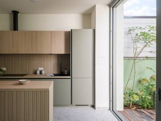 This luxuriously renovated townhouse in Gentbrugge embodies the perfect balance between contemporary comfort and timeless charm. During the recent renovation, no detail was left to chance: from the high-quality materials to the thoughtful layout, everything exudes quality and care. Thanks to a thorough energy update – including solar panels – the house achieves a favorable A energy performance certificate, ensuring sustainable and efficient living quality.<br /><br />The living spaces breathe light and openness, with a contemporary finish that exudes warmth and refinement. The first floor houses a generous master bedroom and a bathroom designed with comfort and luxury in mind, featuring both a bathtub and a walk-in shower. Additionally, there is a spacious laundry room that discreetly adds functionality without sacrificing aesthetics.<br /><br />On the second floor, there are two additional bedrooms and a spacious, light-filled landing that is perfect for use as a home office or playroom. This flexible space makes the house ideal for both families and remote workers.<br /><br />Outside, a beautifully landscaped and green patio completes the whole – an intimate place where you can enjoy peace, dine al fresco, or add green accents to your own urban oasis.<br /><br />This house in Gentbrugge offers more than just four walls: it guarantees a refined living experience, where comfort, sustainability, and elegance come together.