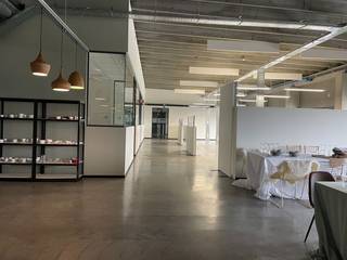 Bureaux de 300 m² à louer, très bien situés, à peine à 1,3 km de l'autoroute E19/R0 sortie 17 Bruxelles-Centre. Accès facile par les transports en commun : gare d'Anderlecht à 7 min. Les bureaux sont équipés de sanitaires, chauffage, éclairage, ... Possibilité de louer 7 places de parking. Disponible immédiatement. Contactez PANORAMA pour plus d'informations ou pour une visite sans engagement au 02 420 00 00.