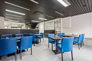 Instapklaar commercieel gebouw/handelshuis/horeca/kantoor/winkel met eventuele woonst op een zeer commerciële ligging met veel passage te...