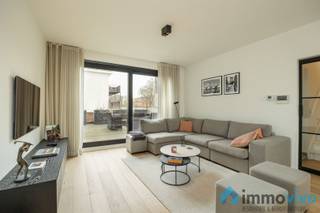 Algemeen:In de fijne Buizegemwijk vinden we in een kleinschalig gebouw met 2 entiteiten dit prachtig gerenoveerd duplexappartement terug met 3...