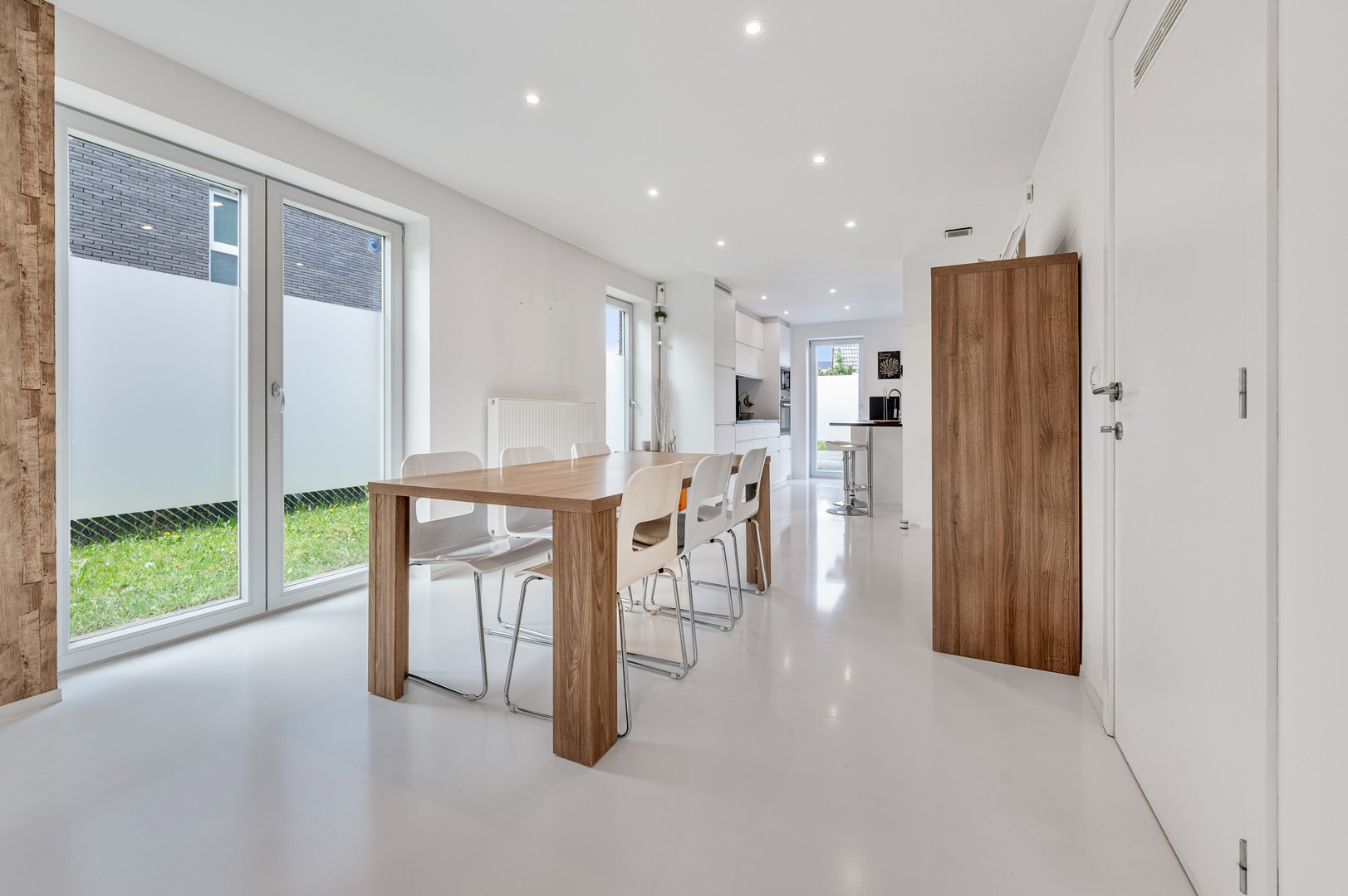 Recente en enorm lichtrijke half open bebouwing met veel troeven in een kindvriendelijke omgeving! - foto 4