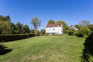 <strong>Karaktervolle renovatiewoning op 1.729 m² met panoramisch uitzicht nabij het Kluisbos<br />Maak nu online je afspraak voor het bezoekmoment! <br />https://immoboss.be/nl/aanbod/4473107/huis-te-koop-in-7750-mont-de-l'enclus</strong><br />Bent u op zoek naar een unieke eigendom met bijzonder veel ruimte en potentieel? Deze karaktervolle woning ligt op een uitzonderlijke, groene locatie op de Kluis, vlak bij het Kluisbos en de taalgrens. Hier geniet u van rust, privacy en een prachtig panoramisch uitzicht over de omliggende natuur.<br />De woning bevindt zich op slechts 5 minuten van het centrum van Ruien, 10 minuten van Avelgem en 15 minuten van Ronse. Een ideale ligging voor wie landelijk wil wonen zonder in te boeten aan bereikbaarheid.<br /><br /><strong>Indeling</strong><br /><em> Op het gelijkvloers </em>vindt u een ruime inkomhal, een afzonderlijk toilet en een lichtrijke leefruimte met rechtstreekse toegang tot het terras. De keuken geeft uit op een tweede terras, waardoor binnen en buiten mooi met elkaar verbonden zijn.<br /><em> De eerste verdieping</em> omvat een nachthal, een ruime slaapkamer met dressing, een doorloopkamer, twee bijkomende kamers en twee badkamers.<br /> <em>De grote zolderverdieping</em> biedt nog tal van mogelijkheden. Hier kunnen, afhankelijk van uw wensen en de nodige vergunningen, extra slaapkamers, een kantoorruimte, hobbykamer of polyvalente ruimte worden ingericht.<br />Daarnaast beschikt de woning over een dubbele garage en twee praktische kelders.<br /><br /><strong>Belangrijkste troeven</strong><br />Uitzonderlijke ligging op de Kluis, vlak bij het Kluisbos<br />Prachtig panoramisch uitzicht en volledig omgeven door groen<br />Zuidgerichte tuin<br />Mooi perceel van 1.729 m²<br />Ruime bewoonbare oppervlakte van 379 m²<br />Karaktervolle woning met authentieke uitstraling<br />Dubbele garage en twee kelders<br />Uitdagend renovatieproject met bijzonder veel potentieel<br />Interessant als ruime gezinswoning, tweede verblijf of mogelijk als vakantiewoning.<br />EPC-label D<br /><br />Interesse? Neem contact op met Jens via 0488 98 13 30 voor meer informatie of een bezichtiging.