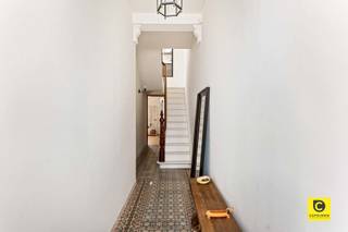 <p><span>Instapklare woning met 2 à 3 slaapkamers, garage en tuin te Groenenhoek!</span></p><p><span>Achter deze moderne gevel gaat een charmante, lichtrijke woning schuil die doorheen de jaren mooie alsook strucurele renovaties heeft ondergaan en bovendien prima onderhouden werd. Omwille van deze toplocatie in de trendy Groenenhoek zijn winkels, parken, scholen, horeca en sportfaciliteiten steeds vlakbij. Ook de bereikbaarheid is uitstekend met belangrijke invalswegen, openbaar vervoer en de fietsostrade op een boogscheut. Met een gunstig EPC (HR ramen, dak- en gevelisolatie, HR condensatieketel), conforme elektriciteit en Fiber is de woning "future-proof". Kortom, de ideale plek om werk- en privéleven optimaal te combineren. Mis deze unieke kans zeker niet!</span></p><p><span> </span></p><p><span>Gelijkvloers:</span><span> </span></p><p><span>Het huiselijk gevoel en de gezelligheid overvallen je meteen bij het betreden van de woning via de inkomhal met authentieke tegelvloer, karaktervolle ornamenten en sierlijke houten trap. Aanpalend de tuin ligt een polyvalente ruimte (ca. 14,5m²) die zich uitstekend leent als slaapkamer, hobbyruimte, bureel, wasruimte, noem maar op. Vanuit deze ruimte heeft u zicht op en rechtstreekse toegang tot de uitgestrekte tuin. Verder is er ook nog een praktische berging om bijvoorbeeld het tuingerief onder te brengen.</span></p><p><span> </span></p><p><span>1</span><span><sup>e</sup></span><span> verdiep:</span><span> </span></p><p><span>Vanuit de traphal betreedt u de recent vernieuwde keuken via een oogstrelende tussendeur met gietijzeren-look. Dit pareltje op keramische tegelvloer met beton-look voorziet in kwalitatieve toestellen (inductievuur, dampkap, oven, Quooker, vaatwasser, koelkast en vriezer) en biedt veel werk- en opbergruimte. Via de trap aan de achterzijde staat u onmiddellijk met al uw lekkers in de tuin. Met dank aan de grote raampartijen in combinatie met de dakkoepel geniet dit verdiep véél natuurlijk licht wat het ruimtegevoel nog meer in de verf zet. De omvangrijke leefruimte (30m²) biedt voldoende plek om een grote eetkamer te combineren met een gezellig salon. Ook de badkamer bevindt zich op dit verdiep en voorziet in een ligbad, douche, dubbel wasmeubel en hangtoilet.</span></p><p><span> </span></p><p><span>2</span><span><sup>e</sup></span><span> verdiep:</span><span> </span></p><p><span>Buiten de polyvalente tuinkamer heeft de woning nog 2 zéér ruime slaapkamers (ca. 11,5 18,5m²) op het bovenste verdiep. De slaapkamer aan de achterzijde heeft niet alleen zicht op de tuin, maar beschikt ook over een airco. Een ware luxe in de hete zomermaanden. Met dank aan de uitstekende dakisolatie blijven de kamers warm in de winter en koel tijdens de zomer.</span></p><p><span> </span></p><p><span>Tuin, garage &amp; kelder:</span><span> </span></p><p><span>In de zuid gerichte tuin van maar liefst 56m² kan u in alle rust en privacy genieten van de gezonde buitenlucht, het zonnetje, een streepje groen, een lekkere BBQ met vrienden of een sprankelend aperitief. Ook voor de kids en de huisdieren is dit de perfect uitvalbasis daar de tuin volledig omheind is. Het kunstgras is uiteraard een zege op vlak van onderhoud. Het potentieel van deze leuke tuin is enorm groot en kan mits beperkte en eenvoudige opfriswerken in "no time' omgetoverd worden tot een groene oase van rust. De ruime garage met elektrische poort is zonder meer een ware luxe, zowel voor de wagen alsook voor de fietsen. Bijkomend is de woning ook nog eens onderkelderd.</span></p><p><span> </span></p><p><span>Extra troeven:</span><span> </span></p><p><span>- Instapklaar - Toplocatie - HR ramen - HR condensatieketel 2016 - Dak- en gevelisolatie - Elektriciteit conform - Polyvalente tuinkamer - Recente keuken - Airco - Tuin - Garage - Kelder </span></p><p><span> </span></p><p><span>VISIT &amp; BUY</span><span>:</span><span> U bent van harte uitgenodigd op </span><span>woensdag 24 &amp; zaterdag 27 juni </span><span>te Passendalestraat 9, 2600 Berchem. Onze deskundige makelaar staat klaar om al uw vragen te beantwoorden. Bevestig alvast uw aanwezigheid via deze link </span><span><span>Instapklare woning met 2 à 3 slpks, garage en tuin te Groenenhoek! te koop te BERCHEM (2600)</span></span><span>, </span><span>via <span>info@coprimmo.be</span></span><span> of telefonisch: 03.449.49.77. Bij interesse kunt u na bezichtiging een </span><span>bod uitbrengen tot en met maandag 29 juni - 15u00</span><span>.</span></p><p><span> </span></p>