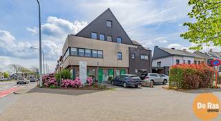 <strong>AALST – Opbrengsteigendom (kantoor) met langetermijnhuurder</strong><br /><br />In het bloeiende Aalst bevindt zich deze interessante opbrengsteigendom op het gelijkvloers van een kleinere residentie. Het betreft een kwalitatief en functioneel ingericht kantoor dat zich uitstekend leent voor investeerders die op zoek zijn naar een stabiel rendement met een minimale risico- en beheersgraad.<br /><br />De eigendom wordt vandaag verhuurd aan Argenta, een financieel sterke en betrouwbare speler, wat meteen een belangrijke troef vormt binnen dit investeringsverhaal. Het huurcontract werd recent in februari 2025 verlengd voor een nieuwe periode van negen jaar, waardoor u als investeerder kan rekenen op een langdurige en voorspelbare inkomstenstroom.<br /><br />Het kantoor zelf is praktisch en doordacht ingedeeld en biedt een aangename en professionele werkomgeving. Zo beschikt het over vier afzonderlijke bureauruimtes die flexibel inzetbaar zijn voor verschillende werkvormen of teams. Daarnaast is er een aparte wachtruimte voorzien die zorgt voor een verzorgd onthaal van klanten en bezoekers. De aanwezigheid van een keukenhoek met eet- en printerruimte zorgt voor extra comfort in het dagelijkse gebruik, terwijl twee afzonderlijke toiletten bijdragen aan het gebruiksgemak voor zowel personeel als bezoekers. Op het gelijkvloers is bovendien ook een technische ruimte aanwezig, wat de functionaliteit van het geheel verder versterkt.<br /><br />In de kelderverdieping is een private berging voorzien(+/- 10m²), wat bijkomende opslagmogelijkheden biedt. Verder zijn in de verkoop ook één buitenstaanplaats en één staanplaats onder de carport inbegrepen, wat de aantrekkelijkheid van het pand verder verhoogt.<br /><br />Op technisch vlak voldoet de eigendom aan de hedendaagse normen. De elektriciteit is conform en het pand beschikt over een gunstig EPC-label B, wat een bijkomende zekerheid biedt richting energiezuinigheid.<br />Deze opbrengsteigendom is ideaal voor wie op zoek is naar zekerheid en rendement. Bel voor een afspraak: 053/60.65.60.