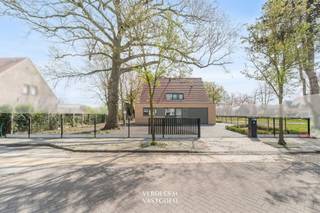 <p><span>Locatie<br /></span><span>De woning bevindt zich in het absolute centrum van Sleidinge.<br />Op korte afstand ligt de dorpskern met de wekelijkse markt op vrijdag, diverse winkels en gezellige horecazaken.<br />Bovendien bevinden het station, het cultuurcentrum, de bibliotheek, medische voorzieningen en scholen zich allemaal op wandelafstand.<br />Tot slot bereik je de R4 in slechts tien minuten rijden.<br /><br /></span><span>Uiterst energiezuinige en instapklare woning met prachtige bomen in de tuin<br /></span><span>Je betreedt deze nieuwe woning via een mooie steel look deur en wordt verwelkomd in de ruime leefruimte vol licht en zicht op de tuin.<br />De open keuken is een pareltje, hier geniet je van fijne kookmomenten met je gezin.<br />Verder op het gelijkvloers het comfort van een eerste slaapkamer, of apart bureau, met douchekamer, gastentoilet en een inpandige garage.<br />Op de verdieping vind je 3 grote slaapkamers, een luxe badkamer met ligbad, douche en apart toilet.<br />De zolder is een ideale bergruimte.<br />In de tuin is het genieten van de prachtige eik en de esdoorn, alles is perfect aangelegd, inclusief kwalitatief tuinhuis.<br />Hier woon je meteen goed!<br /><br /></span><span>Extra<br /></span><span>/ zeer kwalitatieve materialen en instapklaar<br />/ volledig aangelegde tuin met tuinhuis van 9m²<br />/ automatische poort met brievenbus en parlofoon<br />/ geothermie en warmtepomp voor vloerverwarming en koeling<br />/ domotica<br />/ ventilatiesysteem D<br />/ 16 zonnepanelen met batterij<br />/ alarm<br />/ laadpaalvoorziening in garage<br />/ EPC A+<br /><br /></span><span>Troeven<br /></span><span>/ locatie<br />/ kwaliteit<br />/ energiezuinig<br />/ wonen zonder zorgen!<br /><br /></span><span>Financieel<br /></span><span>/ vraagprijs exclusief verkoopkosten en BTW 6%<br /><br /><br /><br /></span><span>disclaimer: enkele foto's werden met AI bewerkt</span></p><p><span> </span></p><p><span> </span></p>