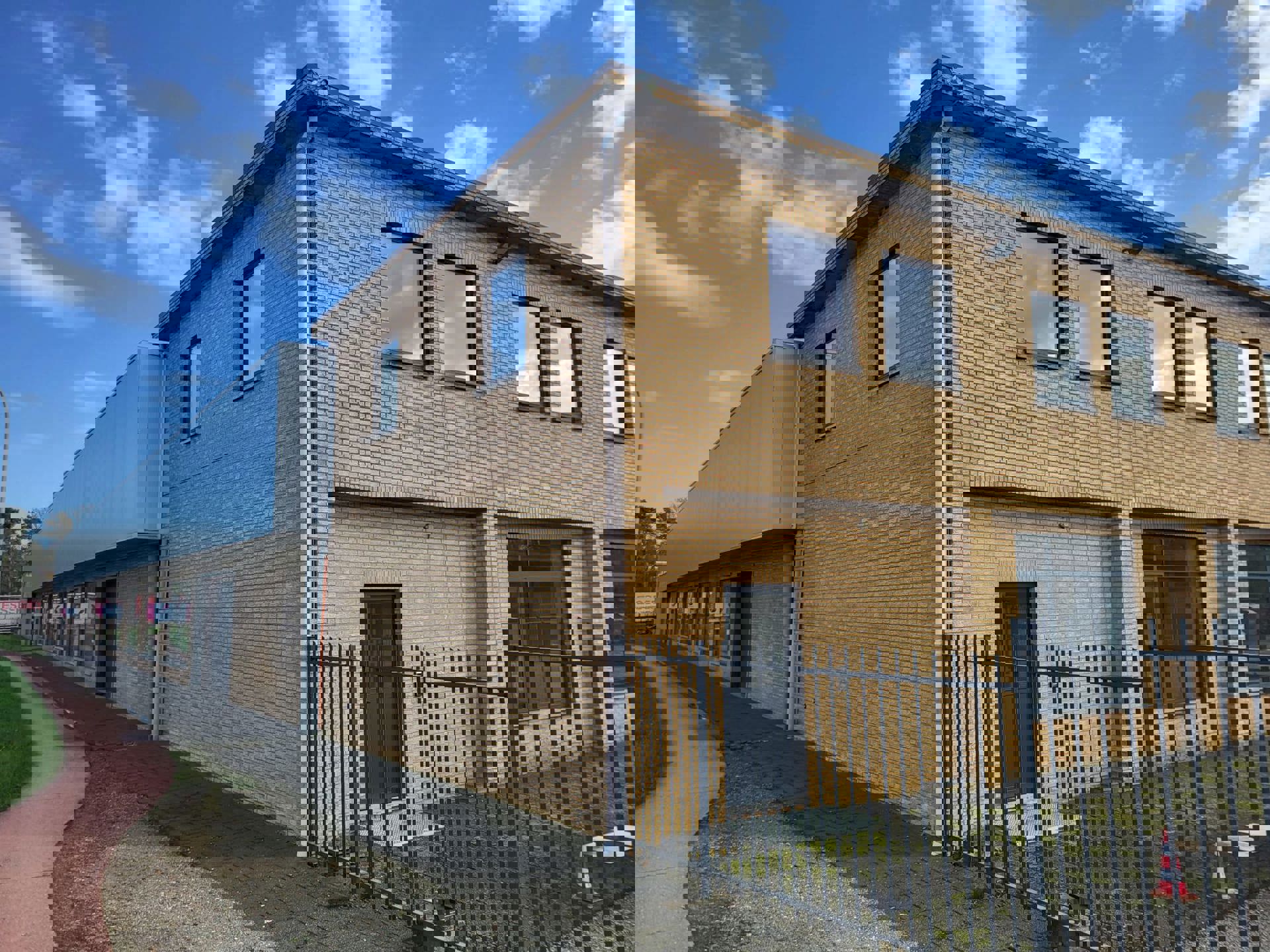 GENK TE HUUR: Grote bedrijfshal-Kantoor-Conciërgewoning - foto 2