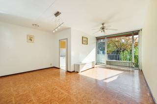 Energiezuinig te renoveren appartement met 2 slaapkamers, terras én garagebox in Hoboken
Welkom in dit lichtrijke appartement in Hoboken! Ben jij op zoek naar een renovatieproject met een sterke basis? Dit pand biedt dankzij zijn gunstige EPC-score (label B) alvast een ijzersterk vertrekpunt om het helemaal naar jouw eigen smaak en stijl in te richten.
Indeling:
• Inkomhal met apart toilet
• Een aangename, heldere leefruimte met directe toegang tot de keuken en het terras
• Twee slaapkamers
• Badkamer is uitgerust met een bad/douchecombinatie en een lavabomeubel.
• Extra: Bijhorende garagebox inbegrepen – nooit meer zoeken naar een parkeerplaats!
Troeven en belangrijke weetjes:
• EPC-label B: Gunstige energieprestatie, wat heel wat bespaart op verbruik en renovatieverplichtingen naar de toekomst toe.
• Garagebox: Inclusief eigen garage.
• Renovatieproject: Ideale kans voor doe-het-zelvers of investeerders.
• Let op: De elektrische installatie is niet conform en het appartement is niet asbestveilig (attesten beschikbaar).
Bezoek inplannen? Bel 03 568 03 03 of mail naar info@vastgoed03.be
