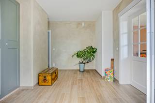 Stijlvol gerenoveerde energiezuinige woning op toplocatie in het centrum van Puurs. Indeling als volgt; inkomhal met gastentoilet. Ruime en lichtrijke leefruimte met open keuken. Dankzij de grote raampartijen heb je een mooi zicht op de zonnige tuin. Aansluitend aan de keuken bevindt zich een berging met aansluiting wasmachine en droogkast. Op het gelijkvloers is er nog een grote bureauruimte, ideaal voor thuiswerk of vrij beroep (of als extra slaapkamer). Eerste verdieping met 2 ruime slaapkamers (momenteel ingedeeld als master bedroom en dressing) en badkamer met ligbad, douche en toilet. Tweede verdieping met nog 2 slaapkamers. Kelder aanwezig. Garage met sectionaal poort. Verwarming met warmtepomp. Vloerverwarming doorheen de hele gelijkvloerse verdieping. De woning is heel rustig gelegen op wandelafstand van het centrum van Puurs met alle voorzieningen. 