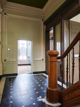 <p><span>Imposante herenwoning voormalige notariswoning te Eeklo</span></p><p><span> </span></p><p><span> </span></p><p><span> </span></p><p><span>Dit historische pand aan de Stationsstraat in Eeklo is een indrukwekkend gebouw met veel mogelijkheden voor zowel privé- als zakelijk gebruik. Het pand heeft een statig karakter en ligt op een strategische locatie, wat het ideaal maakt voor representatieve doeleinden, zoals een kantoor of praktijkruimte gecombineerd met wonen.</span></p><p><span> </span></p><p><span> </span></p><p><span>De Stationsstraat is een van de belangrijkste toegangswegen naar het centrum van Eeklo, wat zorgt voor een uitstekende bereikbaarheid. De ligging biedt bovendien een aantrekkelijke combinatie van historische sfeer en moderne stedelijke voorzieningen.</span></p><p><span>De grote tuin achter het pand wordt momenteel deels gebruikt als parkeerplaats, wat handig kan zijn voor zowel bewoners als klanten of werknemers.</span></p><p><span> </span></p><p><span> </span></p><p><span>Wat betreft de financiële kant, biedt de Vlaamse overheid verschillende vormen van ondersteuning voor de aankoop, het onderhoud en de restauratie van onroerend erfgoed. Dit kan bijzonder interessant zijn voor wie het pand verder wil ontwikkelen of renoveren.</span></p><p><span> </span></p><p><span> </span></p><p><span>U dient bij de aankoop van een beschermde woning met bepaalde voorwaarden rekening te houden, zie volgende link:</span></p><p><span>https://www.onroerenderfgoed.be/het-goed-beschermd.</span></p><p><span> </span></p><p><span> </span></p><p><span>Het pand wordt te koop aangeboden via het COVAST-biedsysteem, een platform voor de verkoop van publieke eigendommen. </span></p><p><span> </span></p><p><span> </span></p><p><span>Voor meer informatie over deze eigendom en het verkoopproces (online biedingsplatform COVAST), kunt u vrijblijvend contact opnemen met Mieke 0476 39 19 78.</span></p><p><span> </span></p><p><span> </span></p><p><span>De vermelde prijs van 575.000€  is een startprijs.</span></p><p><span> </span></p><p><span> </span></p>