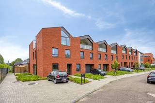 <p><strong><em>Energiezuinige (E23) nieuwbouwwoning (120 m²) met 3 kamers, 2 badkamers, terras, tuin en autostaanplaats gelegen vlakbij het centrum van Kumtich.</em></strong></p><p> </p><p><strong>Deze moderne woning is de laatste beschikbare woning in project "Achter Grijpen".</strong></p><p><strong>Volledig afgewerkt - geschilderd en instapklaar.</strong></p><p><strong>Aankoop tegen het verlaagd BTW-tarief van 6% mogelijk.</strong></p><p> </p><p><strong><em>Kijkdagen op vrijdag 21/08 en zaterdag 22/08.</em></strong></p><p><strong><em>U kan uw bezoek hiervoor reserveren via de "plan uw bezoek knop"</em></strong></p><p><strong><em>Welkom</em></strong></p><p> </p><p><strong>Indeling:</strong></p><p>Ruime inkomhal met gastentoilet en ruimte voor vestiaire; heel aangename en lichtrijke woonkamer met open ingerichte keuken met eiland (werkbladen in composiet - alle comfort). Aansluitend bij de keuken is er nog een praktische berging.</p><p>Via het grote schuifraam heb je onmiddellijk toegang tot het grote terras (23 m² - zuidwest) met zicht op de onderhoudsvriendelijke tuin (166 m²).</p><p>Op de gelijkvloerse verdieping vinden we ook nog de master bedroom met eigen badkamer. Hier is ook nog een extra bergruimte.</p><p>Op de eerste verdieping is er de centrale nachthal met inbouwkast, er zijn 2 extra slaapkamers en een badkamer.</p><p>Voor de woning is er ook een autostaanplaats inbegrepen.</p><p>Er zijn ook 2 gemeenschappelijke fietsenstallingen beschikbaar (boven- en ondergronds).</p><p> </p><p>Aantrekkelijke en moderne bouwstijl met veel aandacht voor energiezuinigheid.</p><p>Super goed geïsoleerd - vloerverwarming met warmtepomp - hoogrendementsbeglazing - zonnepanelen - ventilatie C+</p><p>Aansluiting regenwater (5.000 L) - elektriciteit is conform.</p><p>Dit resulteert in een zeer gunstig E-peil 23. Extra voordeel: 50% vrijstelling onroerende voorheffing gedurende 5 jaar.</p><p> </p><p>Maakt deel uit van een VME. Beheer via de syndicus. Beperkte maandelijkse kosten (28 €/maand).</p><p> </p><p>Gelegen in een rustige, doodlopende straat. Centrum van Kumtich op wandelafstand.</p><p>Tienen centrum op fietsafstand (4 km).</p><p>Oprit E40 (Boutersem of Tienen) is makkelijk bereikbaar.</p><p>Ook vlotte verbinding richting Leuven.</p>