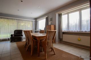 <p><span>Woning met 3 tot 4 slaapkamers op 516 m² in Oostmalle. </span></p><p><span> </span></p><p><span>Deze deels te renoveren woning met tuin, garage is centraal gelegen met vlotte verbinding naar het centrum en invalswegen. De woning beschikt over een bewoonbare oppervlakte van 131 m² en en een perceelsoppervlakte van 516 m² en biedt veel potentieel na de gedane aanpassingen.</span></p><p><span> </span></p><p><span>Gelijkvloers: <br /></span><span>Via de inkomhal met apart toilet kom je in de lichtrijke woonkamer van 32 m² met een keramische tegelvloer waar aansluitend de keuken van 14 m² is uitgerust met koelkast, kookplaat, dubbele spoelbak, dampkap, vaatwasser en microgolfoven. <br />De bureauruimte van 10 m², ideaal voor thuiswerken, kan ook gebruikt worden als 4</span><span><sup>de</sup></span><span> slaapkamer. <br />De badkamer (4,5 m²) op plankenvloer is voorzien van douche, dubbele lavabo en sierradiator. <br /><br />In de tuin is er een overdekt terras van 19 m² en een tuinhuis. <br />Verder is er een zwembad welke dringend een renovatie nodig heeft.   </span></p><p><span><br /></span><span>1e verdieping:<br /></span><span>De nachthal is voorzien van een ingemaakte kast en de 3 slaapkamers van respectievelijk14 m²; 13,5 m² en 7,5 m² zijn allen op novilon. </span></p><p><span><br />Verder is er buiten de uitpandige garage ook nog een kelder. </span></p><p><span> </span></p><p><span>BIJZONDERHEDEN: </span></p><p><span>De woning is in 1990 uitgebouwd en deels gerenoveerd. </span></p><p><span><br />Stedenbouwkundige inlichtingen: vergunning aanwezig, geen verkavelingsvergunning, geen voorkooprecht, geen maatschappelijke herstelmaatregel opgelegd, woongebied. </span></p><p><span> </span></p><p><span> </span></p>
