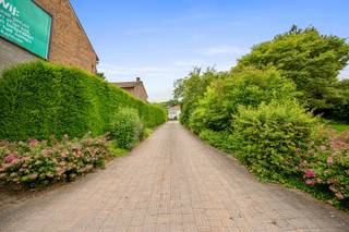 <p>Te koop: veelzijdig bedrijfsgebouw met werkplaats/loods, kantoor en ruime parking te Heverlee, op een steenworp van Leuven.</p>
<p>Dit bedrijfspand is strategisch gelegen langs de Tervuursesteenweg in Heverlee, op korte afstand van Leuven en met een vlotte verbinding naar de omliggende invalswegen — een uitstekende uitvalsbasis die bereikbaarheid en zichtbaarheid combineert met ruimte.</p>
<p>De werkplaats/loods van 729 m² is voorzien van een geïnstalleerde koelcel en koelruimte, wat het pand bijzonder geschikt maakt voor onder meer voedings-, logistieke of productiegerelateerde activiteiten. Daarnaast omvat het gebouw een kantoorgedeelte van 153 m², dat eveneens kan worden omgevormd tot woonruimte — ideaal voor wie wonen en werken wil combineren of extra flexibiliteit zoekt.</p>
<p>Het geheel is gelegen op een royaal perceel van 5.000 m², met ruime parkeermogelijkheden op eigen terrein.</p>
<p>Een unieke opportuniteit op een toplocatie nabij Leuven, met tal van mogelijkheden naar invulling toe.</p>
<p>Contacteer Structura.biz voor bijkomende informatie en/of een bezoek — 02/462.32.00!</p>