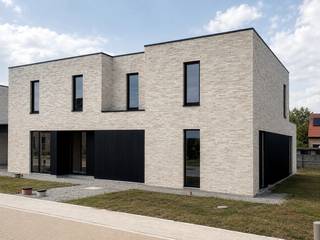 <span>Indeling van woning</span>
<h3><span>gelijkvloers</span></h3>
<span>De lichtrijke leefruimte, eetplaats en keuken vormen één open en aangenaam geheel, waarbij de eetruimte rechtsreeks aansluit op het terras en de tuin met een zuidwestelijke oriëntatie. Daar geniet je volop van de namiddag- en avondzon. Daarnaast beschikt de gelijkvloerse verdieping over een praktische, aparte berging en een inpandige garage die voor extra opbergruimte en comfort zorgen.</span>

<h3><br /><span>eerste verdieping</span></h3>
- 3 ruime slaapkamers<br />- badkamer met ligbad en inloopdouche<br />- een apart toilet
<h3><br /><span>duurzaamheid en energie</span></h3>
Bij het ontwerp stonden energie-efficiëntie en wooncomfort centraal.<br />De woning is uitgerust met:<br />- zonnepanelen<br />- balansventilatie met warmterecuperatie<br />- condenserende gaswandketel
<h3><br /><span>afwerking en prijs</span></h3>
- De woning is wind- en waterdicht afgewerkt. Keuken, badkamer en vloerbekleding kies je zelf, volgens jouw smaak en budget. Of koop casco en werk zelf verder af.<br />- De vermelde prijs betreft de volledig afgewerkte woning (zonder aanleg tuin en terras) exclusief btw en verkoopkosten.