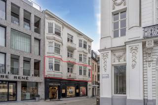 Indeling: 1e verdieping: - ruime inkomhal met gastentoilet - woonkamer met open keuken voorzien van koelkast met diepvriesvak, dubbele...