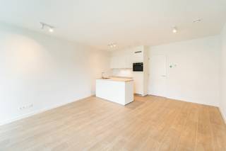 <p><sup>PLAN UW BEZOEK VIA VOLGENDE LINK: https://listed.mijnhuurprofiel.be/whise/7326435</sup><strong><sup><br /></sup></strong>Op zoek naar een nieuwbouwappartement in centraal Antwerpen?<br />Dan is dit appartement beslist iets voor u!<br /><br />Dit nieuwbouwappartement is gelegen op de 7e verdieping in Project M. Met zijn uiterst centrale ligging in Antwerpen, is dit dé opportuniteit voor wie mobiliteit en duurzaamheid belangrijk is! Tal van winkels, scholen, horeca, parken en het Sint-Vincentiusziekenhuis om de hoek, maken van deze ligging een toplocatie! <br /><br />In uw achtertuin vindt u zowaar 3 groene parken. Zowel te voet als met trams 7 en 15 bent u zo in het Koning Albertpark, Stadspark en het Harmoniepark. Voor een frisse neus hoeft u dus echt niet ver te lopen.<br /><br />Bij het betreden van het appartement wordt u meteen verrast door de lichtrijke leefruimte dankzij de grote raampartijen. De openkeuken is volledig ingericht en voorzien van toestellen van topkwaliteit. De leefruimte vormt samen met de openkeuken en het ruim terras een prachtig en gezellig geheel. <br /><br />Achteraan heeft het appartement plaatsgemaakt voor een ruime slaapkamer met ingebouwde kasten. De slaapkamer beschikt over een ensuite badkamer met inloopdouche en wastafel. In de nachthal vindt men nog een apart toilet terug en is er ruimte gemaakt voor een vestiairekast. <br /><br />Huurprijs: 975,00 EUR/maand <br />Kosten: 150 EUR/maand (incl warm water en verwarming) <br />Beschikbaarheid: onmiddellijk <br /><br />Interesse in dit prachtig nieuwbouwappartement?<br />Contacteer LISTED voor een afspraak: +32 3 283 51 51.</p>